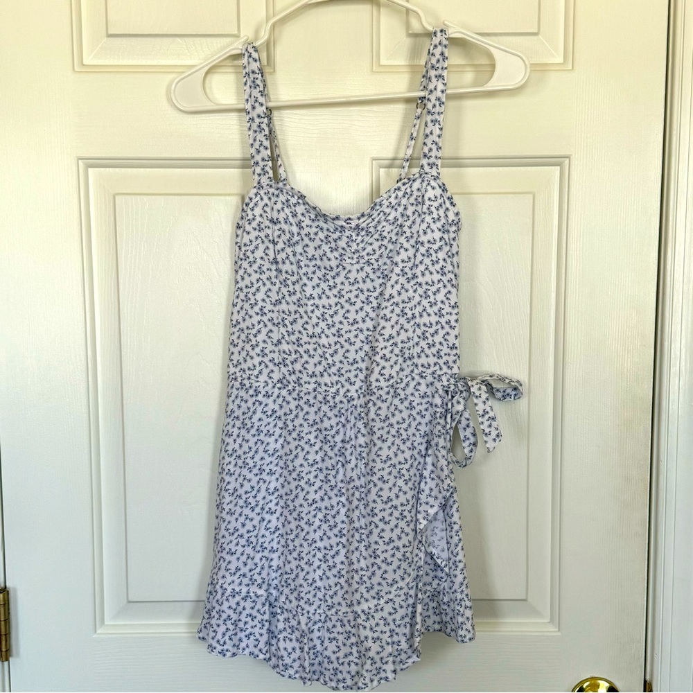 HOLLISTER • Women’s Blue and White Floral Romper Dress Size- Small